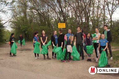 Lelkes csapat gyűlt össze, hogy megtisztítsa a tó környékét (Kazinczy Paszterkó Diana felvétele)