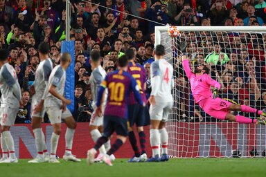 Messi szabadrúgását a világ második legdrágább kapusa sem tudta hárítani (Fotó: Beta/AP)