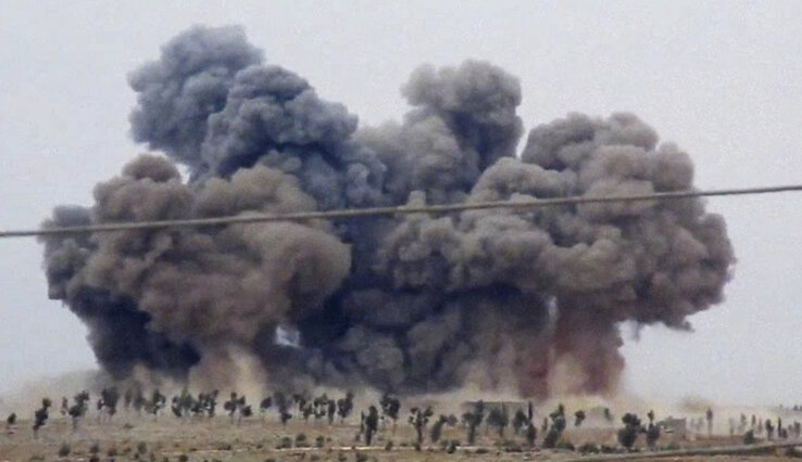 Az Idlíb tartományban levő Kafr Nabel közelében végrehajtott orosz bombázások egyike (Beta/AP)