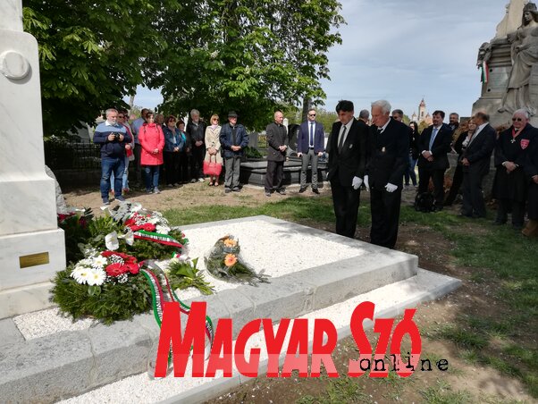 Koszorúzás dr. Istvánffy István sírhelyénél (Fotó: Fehér Rózsa) Koszorúzás dr. Istvánffy István sírhelyénél (Fotó: Fehér Rózsa)