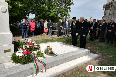 Koszorúzás dr. Istvánffy István sírhelyénél (Fotó: Fehér Rózsa)