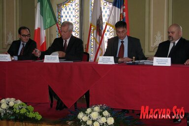 A szerződés aláírása 2015-ben (Fotó: Kecskés István)