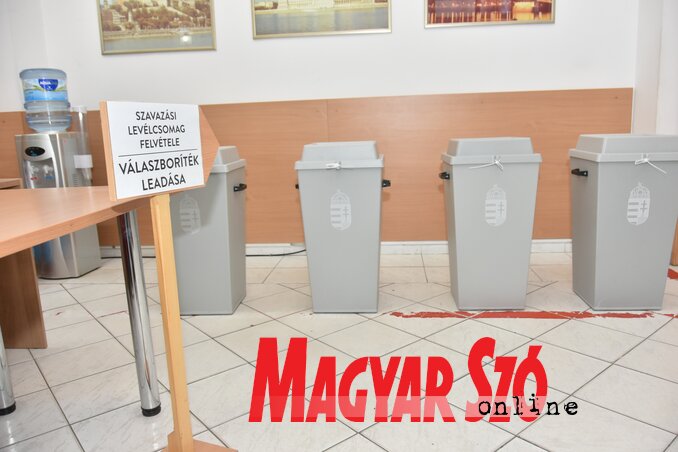 A külképviseleteken, csakúgy mint az országgyűlési választáson, nem feltételen szükséges személyesen leadni a válaszborítékot (Fotó: Gergely Árpád) A külképviseleteken, csakúgy mint az országgyűlési választáson, nem feltételen szükséges személyesen leadni a válaszborítékot (Fotó: Gergely Árpád)