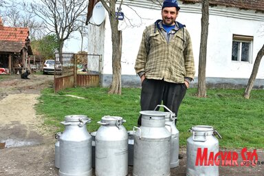 Az utcáról viszi el a tejet a mokrini tejüzem (Fotó: Gergely József)