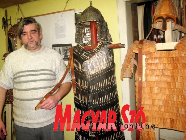 Veretek, páncélok, melyek Tamás keze nyomát viselik (Milorad Mitrović felvétele) Veretek, páncélok, melyek Tamás keze nyomát viselik (Milorad Mitrović felvétele)