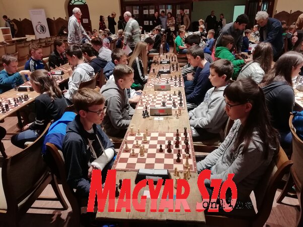Általános iskolások és középiskolások sakkversenye (Patyi Szilárd felvétele)