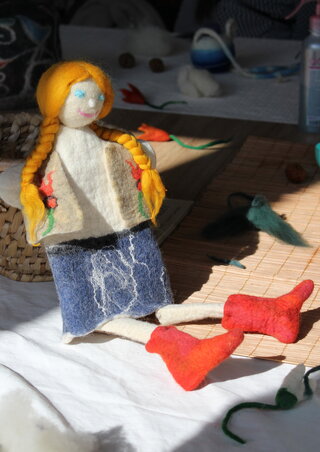 Minden nemezelés kísérője egy-egy saját készítésű nemezbaba, mellyel Szófia színesíti a foglalkozásait (Szabó Nóra felvétele)