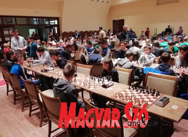 Diákok a sakkversenyen (Fotó: Patyi Szilárd)