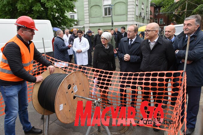 Edita Stokić, Zoran Gojković és Miloš Vučević a munkálatok helyszínén (Fotó: Ótos András)
