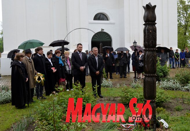 Az ünneplő gyülekezet megkoszorúzta a templomkertben felállított kopjafát (Herceg Elizabetta felvétele) Az ünneplő gyülekezet megkoszorúzta a templomkertben felállított kopjafát (Herceg Elizabetta felvétele)