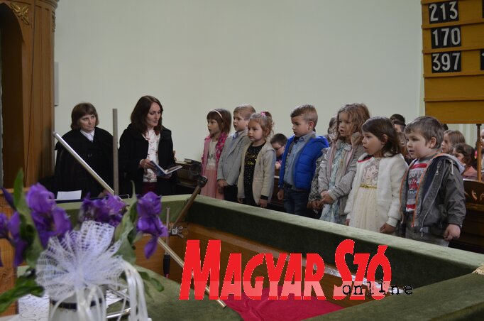 A pacséri Csemete Játszóház kicsinyei énekelnek (Herceg Elizabetta felvétele)