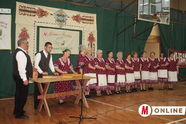 A találkozó házigazdái, a bajsai citerazenekar és a népdalkör (Kazinczy Paszterkó Diana felvétele)