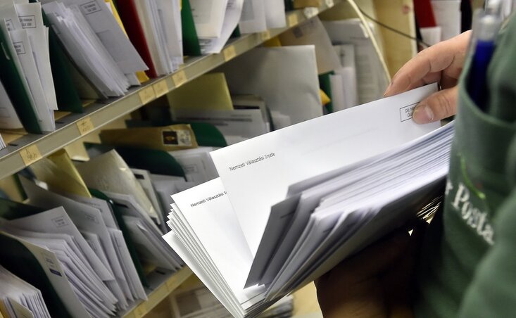 Nyolcvanötezer levélcsomagot postáznak (fotó: MTI) Nyolcvanötezer levélcsomagot postáznak (fotó: MTI)