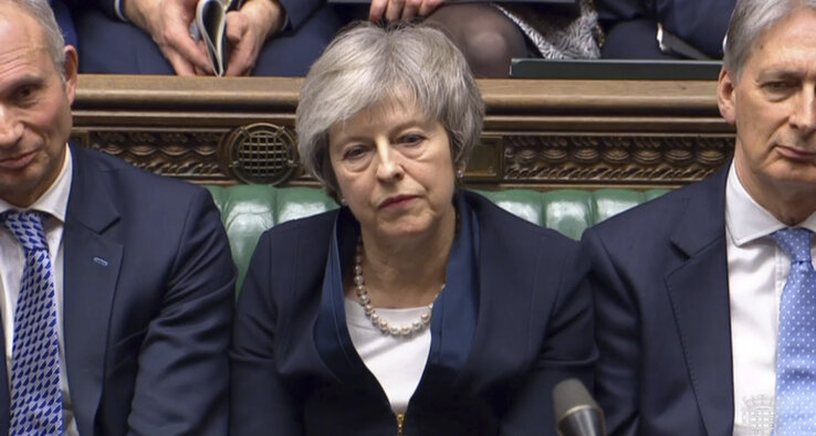 Theresa May érthetően elcsigázottan ül az alsóházi viták sokadik felvonása során (fotó: AP/Beta)