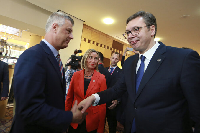 Vučić és Thaçi „kényszerű” kézfogása (Fotó: Beta/AP) Vučić és Thaçi „kényszerű” kézfogása (Fotó: Beta/AP)
