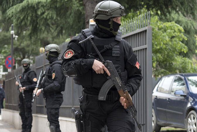 Állig felfegyverzett rendőrök a podgoricai bíróság bejárata előtt és környékén (Fotó: AP/Beta)