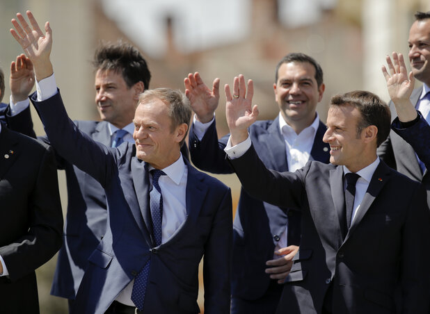 A nagyszebenieket üdvözlik az uniós csúcsvezetők a családi fényképezkedést követően – előtérben Donald Tusk és Emmanuel Macron (Fotó: AP/Beta) A nagyszebenieket üdvözlik az uniós csúcsvezetők a családi fényképezkedést követően – előtérben Donald Tusk és Emmanuel Macron (Fotó: AP/Beta)