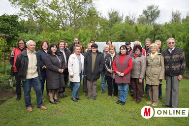 A találkozó résztvevői Bödő Kálmán biokertjénél (Puskás Károly felvétele)