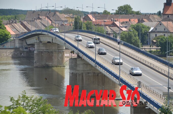 Hamarosan felújítják a Szabadság és a Péterváradi híd útburkolatát, járdáit (Ótos András felvétele)