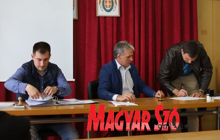 A támogatási szerződés aláírása (Lakatos János felvétele) A támogatási szerződés aláírása (Lakatos János felvétele)