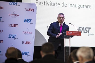 Orbán Viktor magyar miniszterelnök beszédet mond az UBM Feed Kft. takarmánykeverő üzemének avatóünnepségén Erdélyben (Fotó: MTI/Miniszterelnöki Sajtóiroda/Szecsődi Balázs)