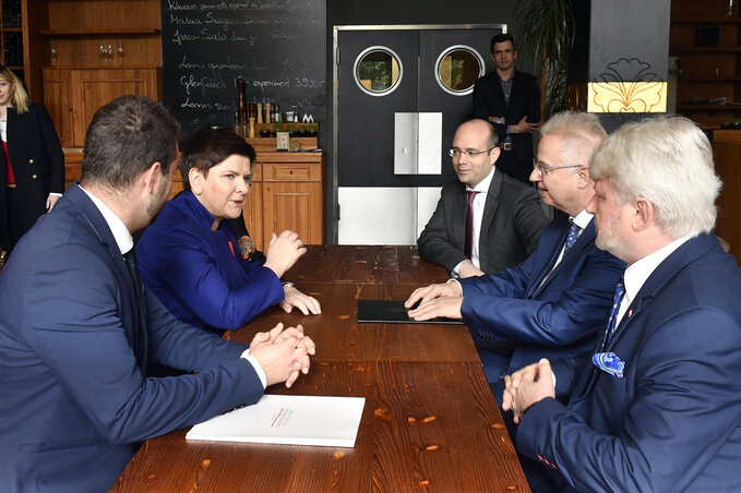 Beata Szydlo lengyel miniszterelnök-helyettes (b2), Trócsányi László igazságügyi miniszter (j2), Biernacki Karol, a Waclaw Felczak Alapítvány kuratóriumi elnöke (j) és Mráz Ágoston Sámuel, a Nézőpont intézet vezetője (j3) a Közép-Európa Európája című konferencia előtt a Larus rendezvényközpontban (Fotó: MTI/Máthé Zoltán) Beata Szydlo lengyel miniszterelnök-helyettes (b2), Trócsányi László igazságügyi miniszter (j2), Biernacki Karol, a Waclaw Felczak Alapítvány kuratóriumi elnöke (j) és Mráz Ágoston Sámuel, a Nézőpont intézet vezetője (j3) a Közép-Európa Európája című konferencia előtt a Larus rendezvényközpontban (Fotó: MTI/Máthé Zoltán)