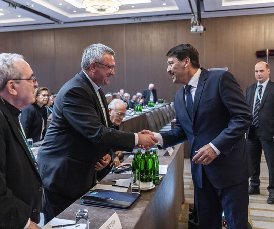 Áder János üdvözli Veres Andrást (Fotó: MTI) Áder János üdvözli Veres Andrást (Fotó: MTI)
