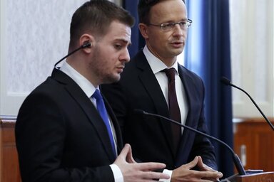 Szijjártó Péter külgazdasági és külügyminiszter (j) és Gent Cakaj, Albánia ügyvivő Európa-ügyi és külügyminisztere sajtótájékoztatót tart (Fotó: MTI)