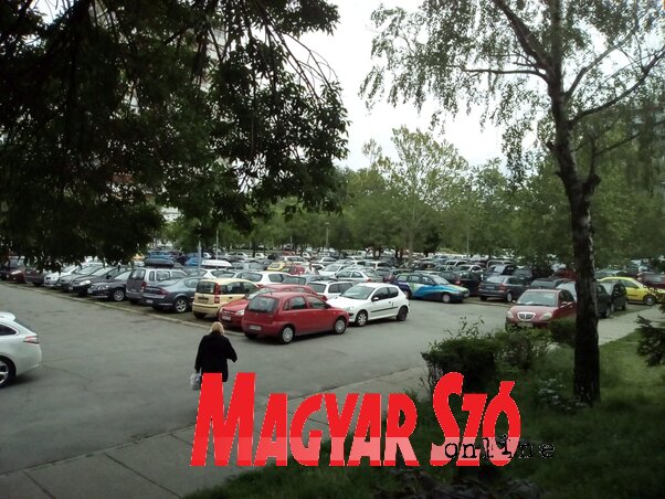 A pénteki képviselő-testületi ülésen a legfőbb vitát a limáni parkolók, valamint a Limáni parkba tervezett vendéglátóipari létesítmény megépítése váltotta ki. A városrészben valóban nagy gondot jelent a parkolás, ami furcsa, hiszen, az elmúlt évtizedekben egy új lakóépület sem épült itt, és még az ún. ráépítést (emeletmegtoldást) is többnyire mellőzték. A Limánt tehát már hosszú évtizedek óta lakható és az életvitel szempontjából élvezhető városrészként emlegetik, ezen fognak hamarosan változtatni önkormányzatunk illetékesei. A „fejlődés” nagy sokára elérkezett ide is! (Szeli Balázs felvétele)