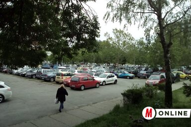 A pénteki képviselő-testületi ülésen a legfőbb vitát a limáni parkolók, valamint a Limáni parkba tervezett vendéglátóipari létesítmény megépítése váltotta ki. A városrészben valóban nagy gondot jelent a parkolás, ami furcsa, hiszen, az elmúlt évtizedekben egy új lakóépület sem épült itt, és még az ún. ráépítést (emeletmegtoldást) is többnyire mellőzték. A Limánt tehát már hosszú évtizedek óta lakható és az életvitel szempontjából élvezhető városrészként emlegetik, ezen fognak hamarosan változtatni önkormányzatunk illetékesei. A „fejlődés” nagy sokára elérkezett ide is! (Szeli Balázs felvétele)