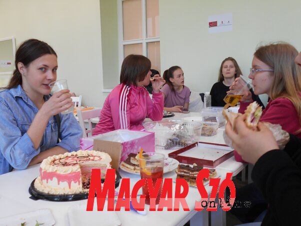 A diákok saját készítésű koktélokat és süteményeket kóstoltak (Gruik Zsuzsa felvétele)