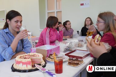 A diákok saját készítésű koktélokat és süteményeket kóstoltak (Gruik Zsuzsa felvétele)