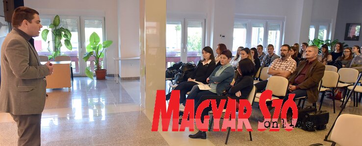 Ötven diák érkezett szombaton délelőtt Újvidékre, hogy részt vegyenek az MNT által szervezett felvételi felkészítő táborban(Ótos András felvétele)