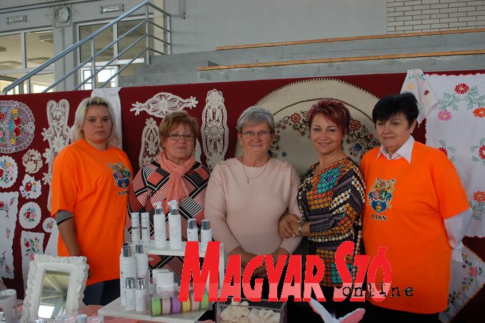 A Baksi Aranykezek Kézműves Műhely fürge ujjú asszonyai (Fotó: Bozsoki Valéria)