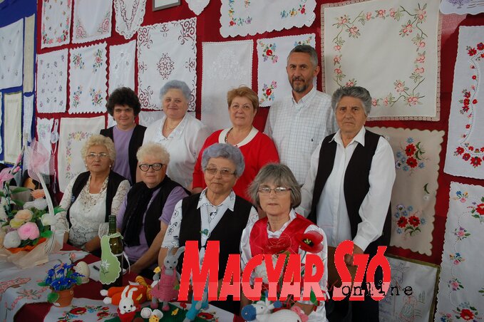 A tiszakálmánfalvi asszonyok nemcsak szervezésükre, hanem a munkáikra és a férfi menedzserük segítségére is büszkék lehetnek (Fotó: Bozsoki Valéria) A tiszakálmánfalvi asszonyok nemcsak szervezésükre, hanem a munkáikra és a férfi menedzserük segítségére is büszkék lehetnek (Fotó: Bozsoki Valéria)