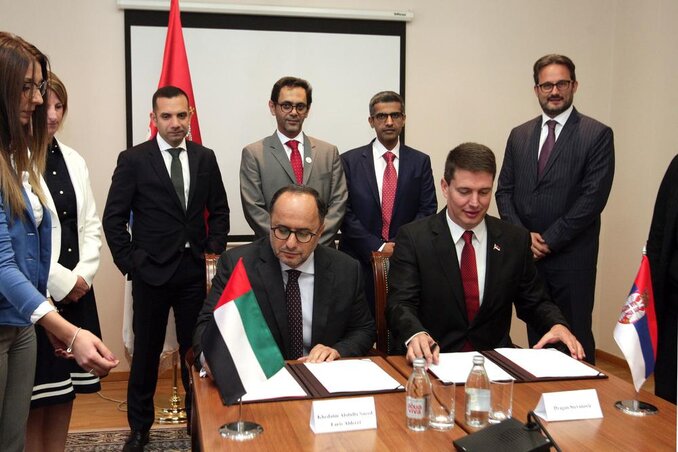 Dragan Stevanović mezőgazdasági államtitkár és Kadim Abdul Aldarei az Al Dahra társtulajdonosa és társelnöke írta alá a PKB valamivel több mint 105 milliós eladásáról szóló szerződést (Fotó: infobrif.rs) Dragan Stevanović mezőgazdasági államtitkár és Kadim Abdul Aldarei az Al Dahra társtulajdonosa és társelnöke írta alá a PKB valamivel több mint 105 milliós eladásáról szóló szerződést (Fotó: infobrif.rs)