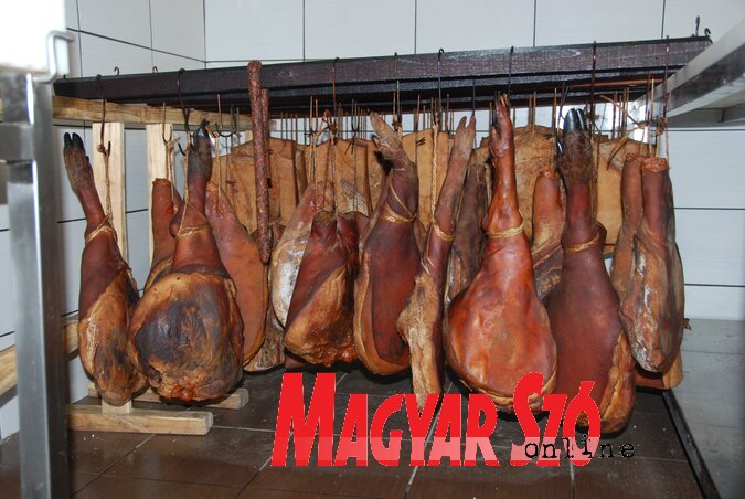 A mangalica húsa márványozott, porhanyós, ezért gasztronómiai élvezetet jelent a fogyasztása (Homolya Horváth Ágnes felvétele)