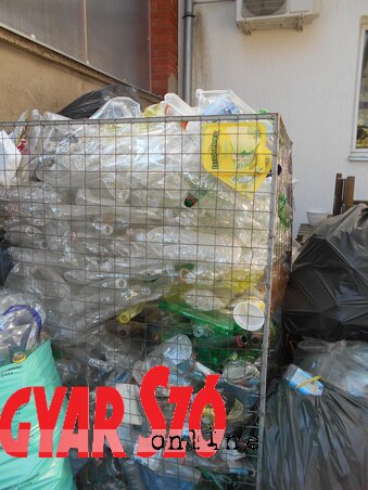 A műanyag palackokat összelapítva, kupak nélkül gyűjtsük (Gruik Zsuzsa felvétele) A műanyag palackokat összelapítva, kupak nélkül gyűjtsük (Gruik Zsuzsa felvétele)