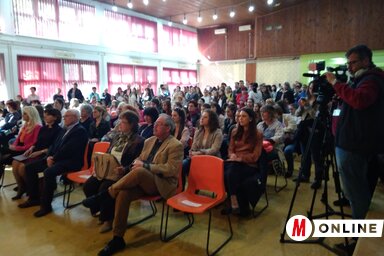 A versenyzők, pedagógusok, zsűritagok, vendégek a megnyitón (Mihályi Katalin felvétele)