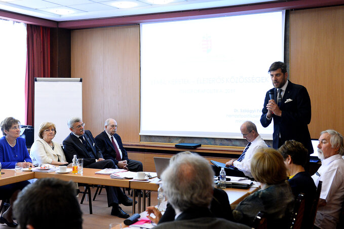 Szilágyi Péter miniszteri biztos a diaszpórapolitikáról tart előadást (Fotó:MTI)