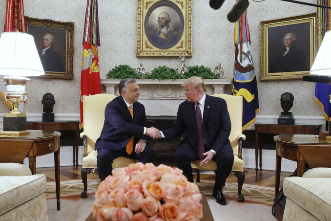 Donald Trump amerikai elnök (j) és Orbán Viktor miniszterelnök kezet fog megbeszélésükön a washingtoni Fehér Ház Ovális irodájában (Fotó: MTI/Koszticsák Szilárd)