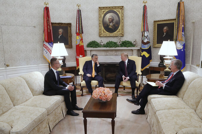 Donald Trump amerikai elnök (j2) és Orbán Viktor miniszterelnök (b2) megbeszélést folytat a washingtoni Fehér Ház Ovális irodájában 2019. május 13-án. Mellettük John Bolton nemzetbiztonsági tanácsadó (j) és Szijjártó Péter külgazdasági és külügyminiszter (b) (Fotó: MTI/Koszticsák Szilárd)
