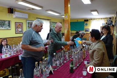 Lehetett kóstolásra válogatni a versenypálinkákból (Góbor Béla felvétele)