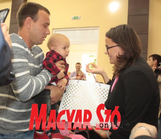Novák Katalin átnyújtotta a csomagokat a gyermekek szüleinek (Kazinczy Paszterkó Diana felvétele)