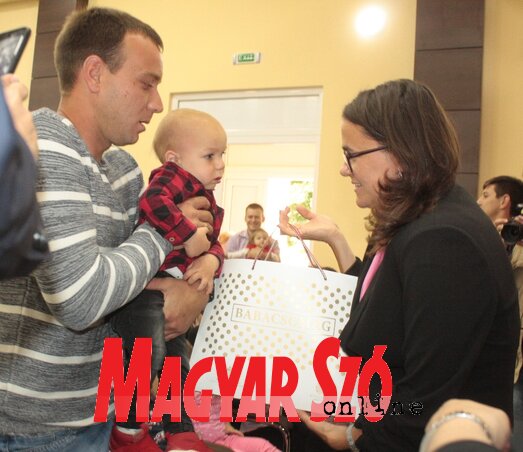 Novák Katalin átnyújtotta a csomagokat a gyermekek szüleinek (Kazinczy Paszterkó Diana felvétele) Novák Katalin átnyújtotta a csomagokat a gyermekek szüleinek (Kazinczy Paszterkó Diana felvétele)