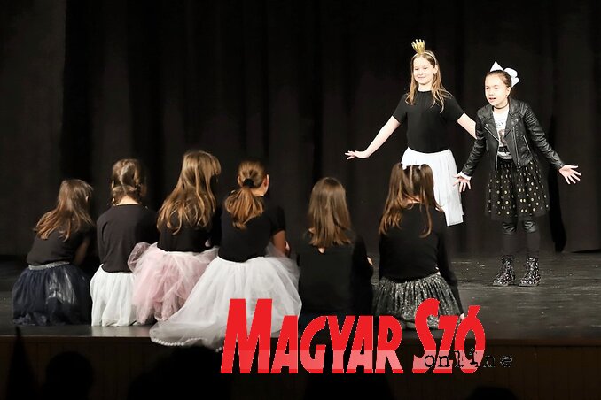 Vidám pillanatok a színpadon az újvidéki Vagány-Bagázs tolmácsolásában (Lakatos János felvétele)