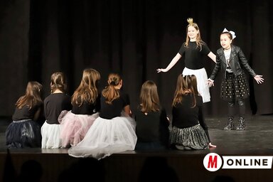 Vidám pillanatok a színpadon az újvidéki Vagány-Bagázs tolmácsolásában (Lakatos János felvétele)