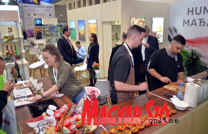 Morvai Martin és társa gulyáslevest és szilvalekváros palacsintát készít (Fotó: Dávid Csilla)