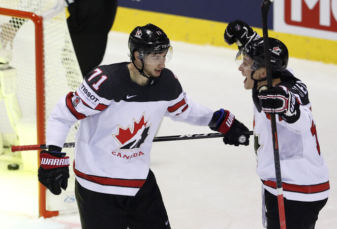 A kanadaiak Troy Stecher (jobbról) gólját ünneplik (Fotó: Beta/AP)