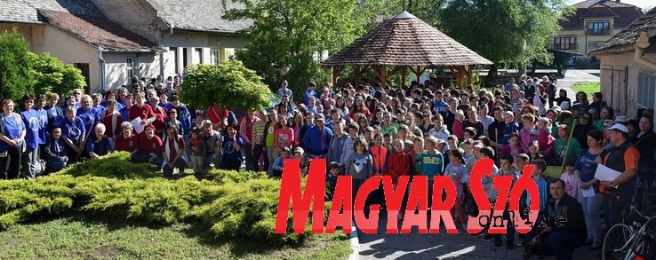 Az idei munkaakció egy közös képpel kezdődött a helyi közösség udvarán (Majláth Béla felvétele) Az idei munkaakció egy közös képpel kezdődött a helyi közösség udvarán (Majláth Béla felvétele)